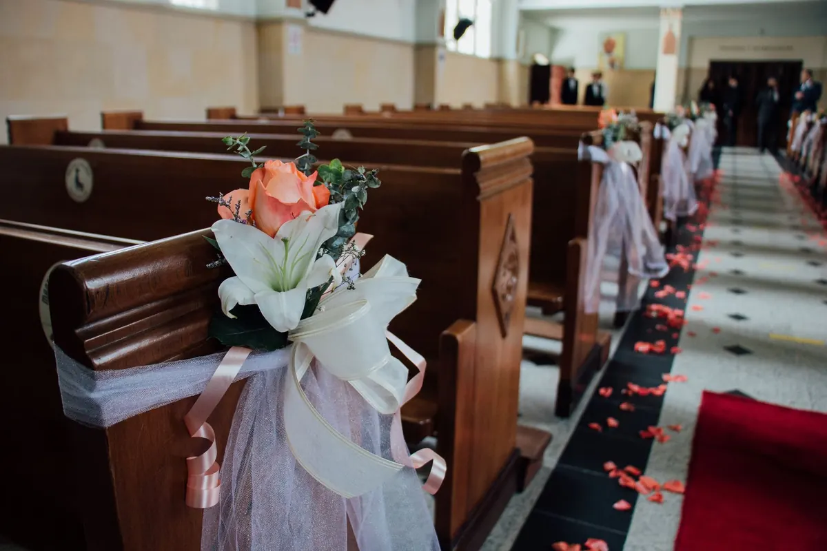 The Complete Pew Decor Checklist for a Chapel Ceremony